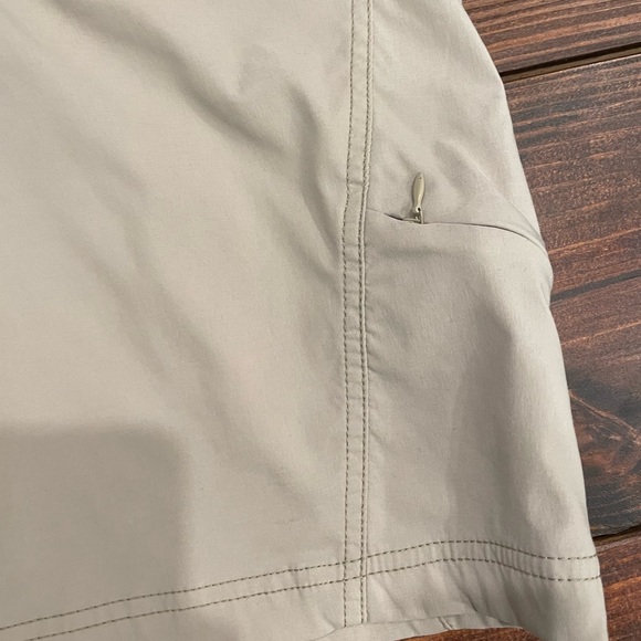 ATHLETA BERMUDA HIKING CARGO SHORTS, Women's, Sz. 2 khaki - Picture 3 of 5